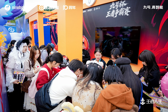 九號亮相《王者榮耀》10周年嘉年華，圈粉年輕人