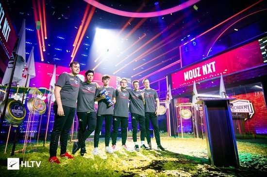 xertioN随MOUZ NXT战队在基辅的WePlay电竞馆夺得首届青训联赛冠军
