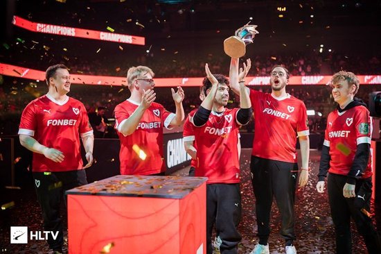 xertioN在PGL克卢日-纳波卡站的观众见证下举起了他首座线下大赛冠军奖杯，并成为MOUZ的头号功臣