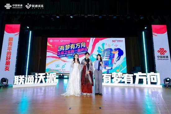 冠亚季军合影图片