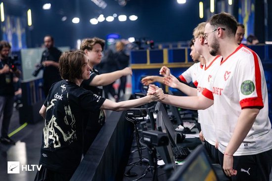 在2025年MOUZ对阵Spirit的多次比赛中，xertioN始终需要频繁与donk正面交锋