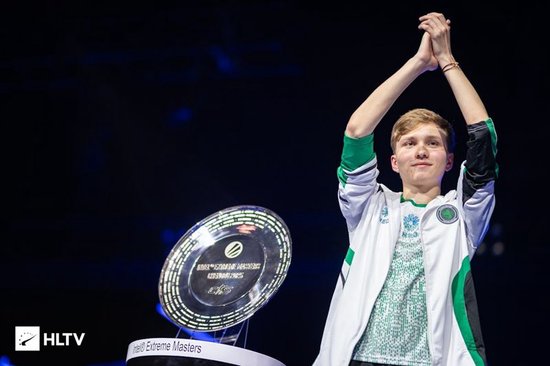  m0NESY在2025年继续扩充着他的MVP奖章收藏，冠军奖杯却与他擦肩而过