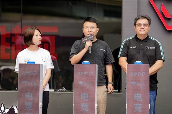 联想消费KA线下业务高级经理李锦文出席AMD京东电竞嘉年华成都站启动仪式