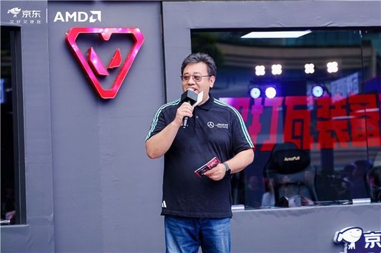 AMD大中华区销售副总裁晁亚新现场介绍