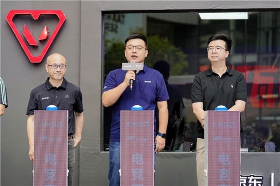 机械革命事业本部副总经理李应龙出席AMD京东电竞嘉年华成都站启动仪式