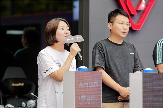 华硕电脑西南系统业务部总监黄文秀出席AMD京东电竞嘉年华成都站启动仪式