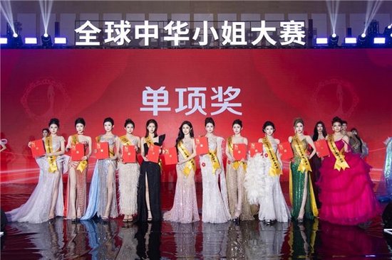 白露、张璇、王雅婷、姜芷姗、魏文谦、薛金猴、郝佳丽、赵婉柠、徐雪尼、黛伊娜、Barbie（从左至右）