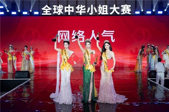 郝佳丽、黛伊娜、薛金猴（从左至右）