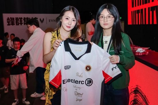EVNIA弈威现场抽取签名队服一件