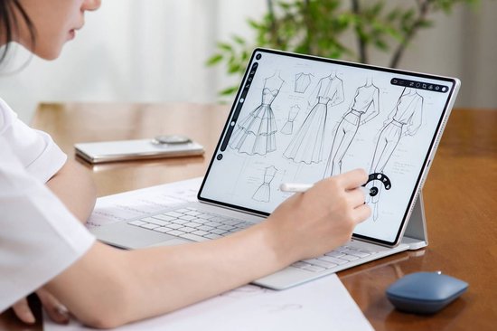 ▲ 搭配 M-Pencil Pro 星闪手写笔，大屏手绘设计更低延迟、更高跟手。