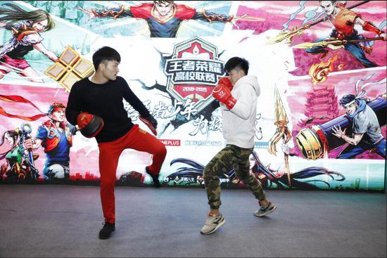 格斗联盟的帅哥的精彩表演