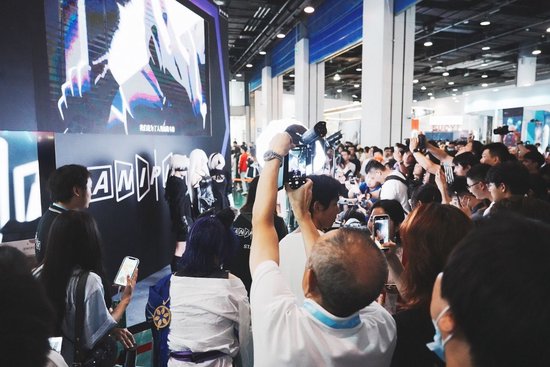 《尼尔：自动人形Ver1.1a》COSPLAY表演吸引观众驻足