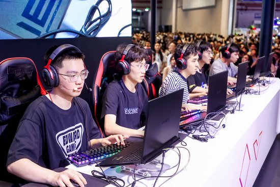 EDG.ZmjjKK使用OMEN暗影精灵9与粉丝进行水友赛