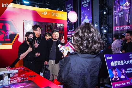 模玩UP主虾米大模王坐镇EVA联名展示区