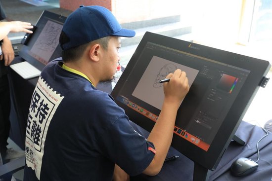 艺术家现场体验Xencelabs马蒂斯数位屏24进行创作