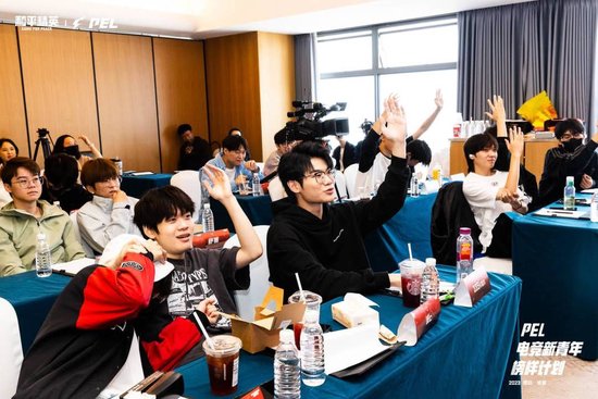 钟鸿森(前排左二)和其他选手接受培训