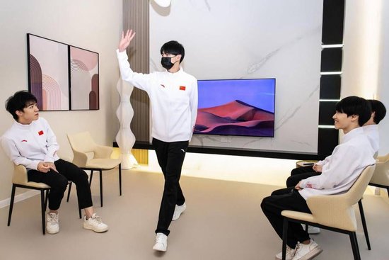 和平精英亚运版本中国队选手接受仪态指导