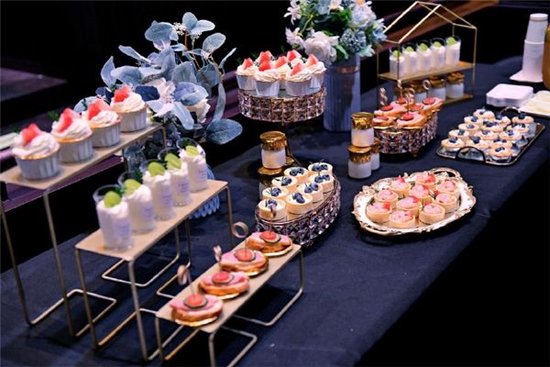 选手解说惊喜现身，不断推动现场氛围