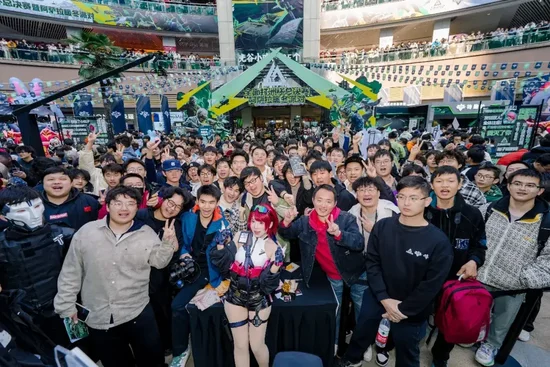 光谷电竞节现场粉丝合影
