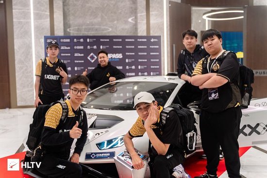 The MongolZ战队在2024年YaLLa Compass赛事中手持奖杯合影