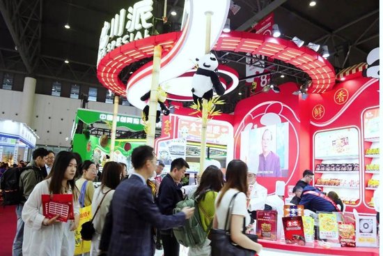 ↑26日一大早，8号馆金宫展区内人气爆棚