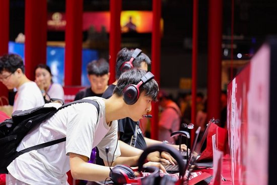 玩家现场体验HyperX 暗影精灵系列与HyperX专业游戏外设