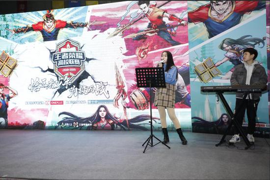 音乐社团的小姐姐唱歌表演