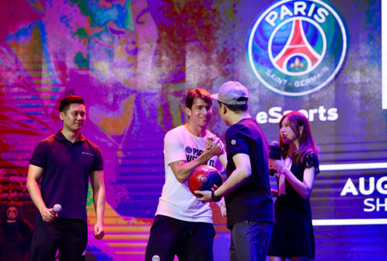 马克斯韦尔与粉丝互动