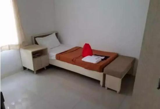 不仅床非常小，双人间也很小，感觉两个人站起来根本没有什么活动的空间。