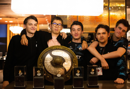 valve为ti10冠军spirit战队颁发冠军戒指