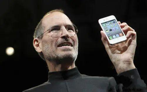 （Iphone4S的发布既代表乔布斯时代的落幕，也是手游风潮的开端）