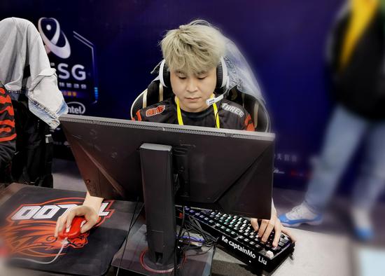 同样是老将 同样是WESG 同样的战场 如今Mo披挂万岁战袍 老骥伏枥 志在千里