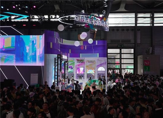 《初音未来：缤纷舞台》展区人流不息