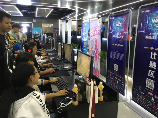 七度空间&WUCG赛事展示牌和清一色粉色桌面，赛场气氛满满