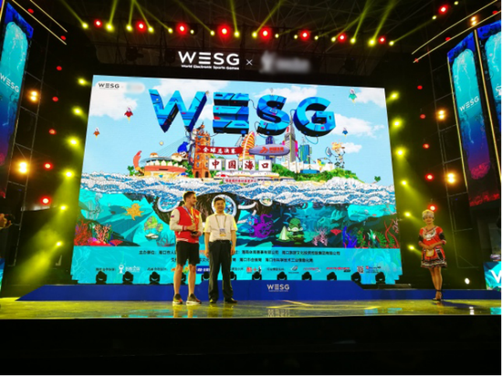 广州王老吉药业总裁方广宏为俄罗斯代表队颁王老吉荣誉国家杯奖