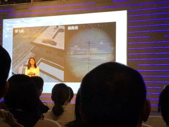 从大屏幕上我们能清晰地看到“路飞挂”“跑跑挂”等外挂展示