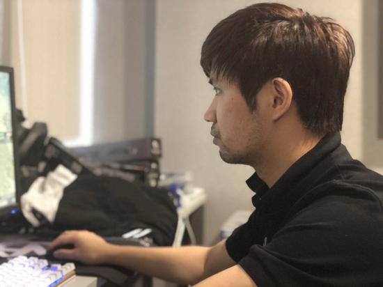 图注：童军杰作为教练，正在专心关注训练赛战况