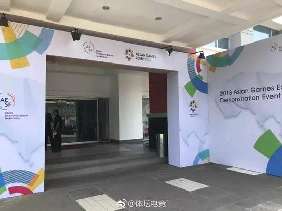 隐约能看出场馆似乎没有那么炫酷华丽，但是从布置上非常精心的。