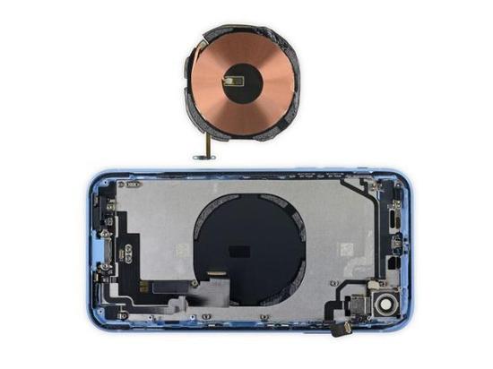 iphone xr 的无线充电线圈采用了铜线圈,相比 iphone x 的电阻更低