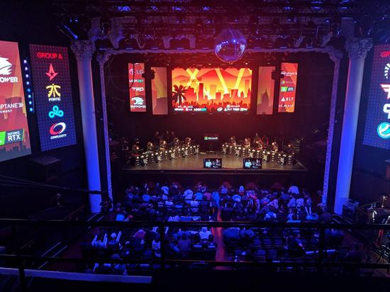 后排观众根本看不清比赛内容