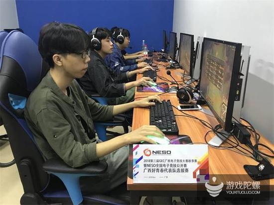 在俱乐部进行训练的职业电竞运动员。 广西OTS俱乐部供图