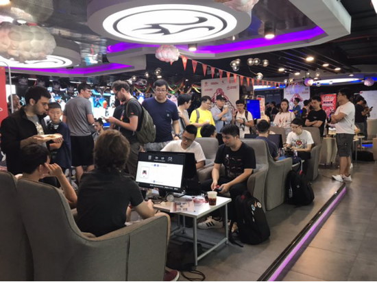 在热闹气氛的环境下，各款游戏竞赛一触即发。