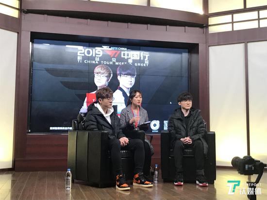 接受钛媒体采访的Teddy和Faker，中间是翻译小姐姐