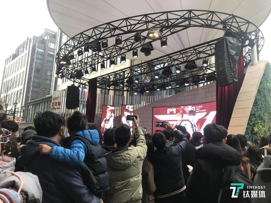 叔叔抱孩子抱得也很累