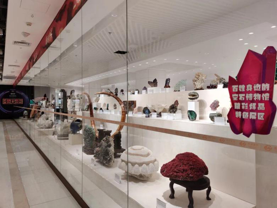 备案的博物馆,展出珍贵黄金珠宝玉石,矿晶,虫珀展品近千件,涵盖宝石学