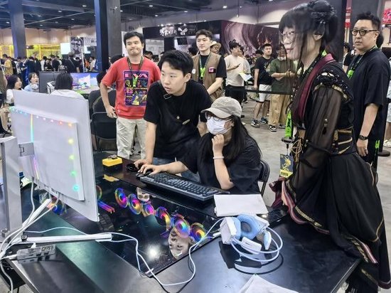 Intel展位上，飞利浦Evnia32M2N8800与Intel全新50系显卡强强联合