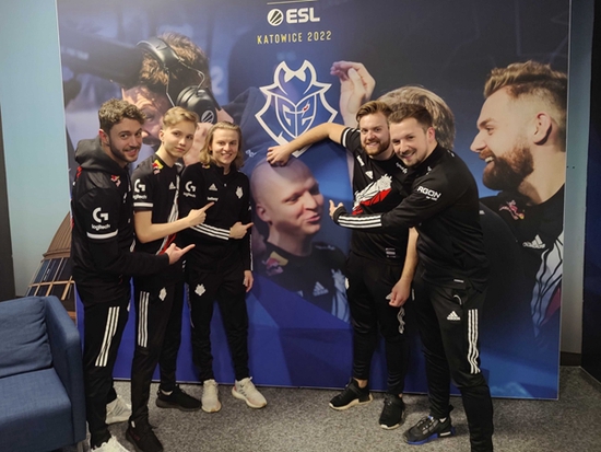 IEM卡托维兹中，G2队员“缅怀”因新冠缺席现场比赛的主教练XTQZZZ