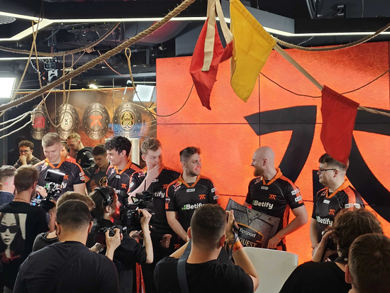  fnatic连胜两场BO3后，将冠军奖杯收入囊中