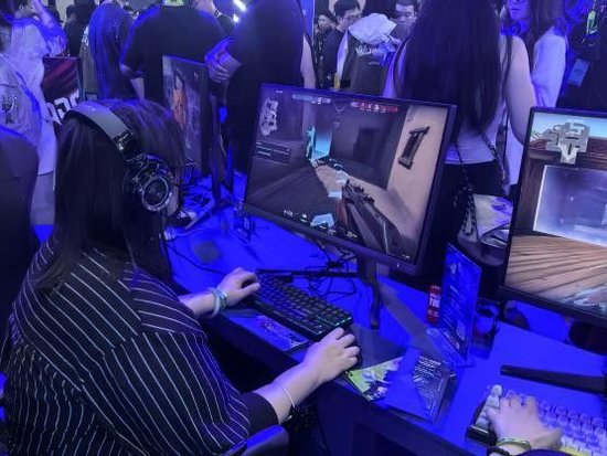 现场玩家使用双模显示器体验《无畏契约》游戏