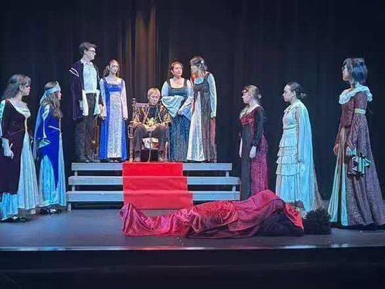 （TJ在澳大利亚著名剧作家兼导演Kristen Doherty代表作《QUEENS》中出演英国国王亨利八世）